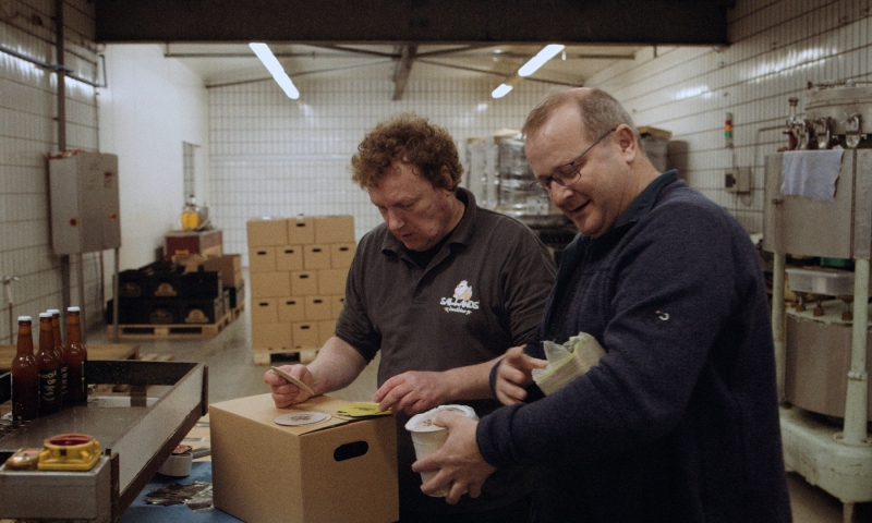 Brouwers Johan en Ruud met bierviltjes